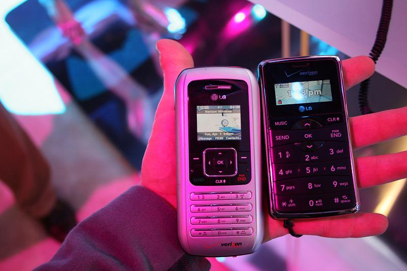 Illustration for article titled LG enV2 Hands On and Sizemodo With Its Fattie Older Brother